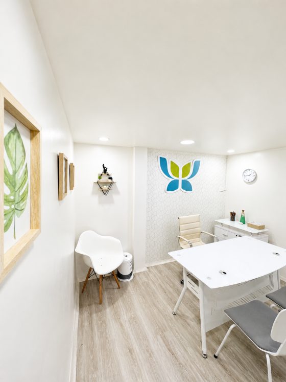 Rincon del consultorio con silla individual, ideal para sesiones de a dos